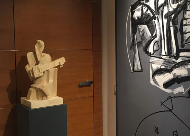 How precious my work “Cubist Guitarist” with this impressive painting by Saura
